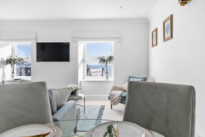 TV - Penthouse, Luxury 2 Bed, 2 Bathroom, Apartment with Sea Views and a Lift (Torquay)