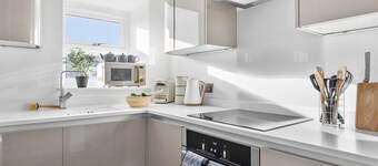 Penthouse, Luxury 2 Bed, 2 Bathroom, Apartment with Sea Views and a Lift