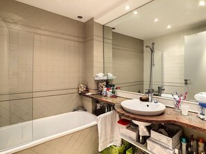 Shower, hair dryer, towels, soap - Appartement Toit Terrasse Avec Jacuzzi Pour 4/6 Personnes (Cannes)