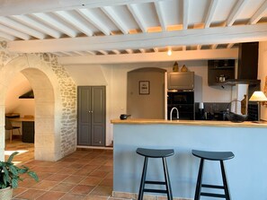 Mikrobølgeovn, ovn, kokeplater og oppvaskmaskin