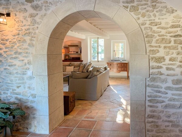 TV, peis, bøker og stereoanlegg