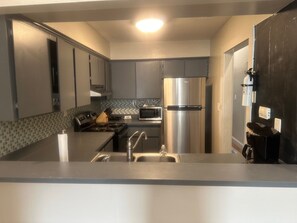 Kjøleskap og mikrobølgeovn