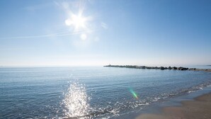 A calm sea with a clear sky and a rocky shoreline. - Marina Real apartment 504 (Manilva)