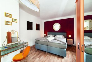 Leilighet – comfort, 1 kingsize-seng med sovesofa, ikke-røyk, hageområde | Allergitestet sengetøy, safe på rommet og individuelt dekorert