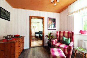 Leilighet – comfort, 1 kingsize-seng med sovesofa, ikke-røyk, hageområde | Oppholdsområde | En 43-tommers smart-TV med Parabol-TV samt nettbrett og smarthøyttalere