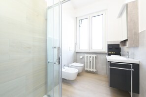 Shower, hair dryer, towels, shampoo