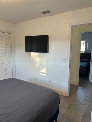 3 bedrooms, in-room safe, desk, iron/ironing board