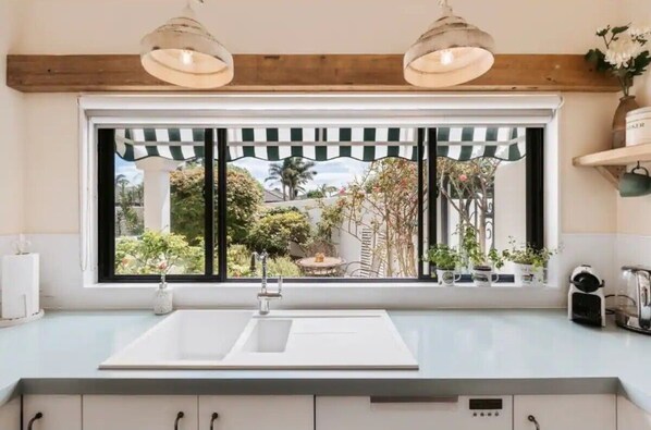 Kylskåp, mikrovågsugn, ugn och spishäll