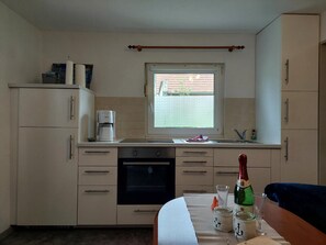 Kylskåp, mikrovågsugn, spishäll och kaffe- och tebryggare