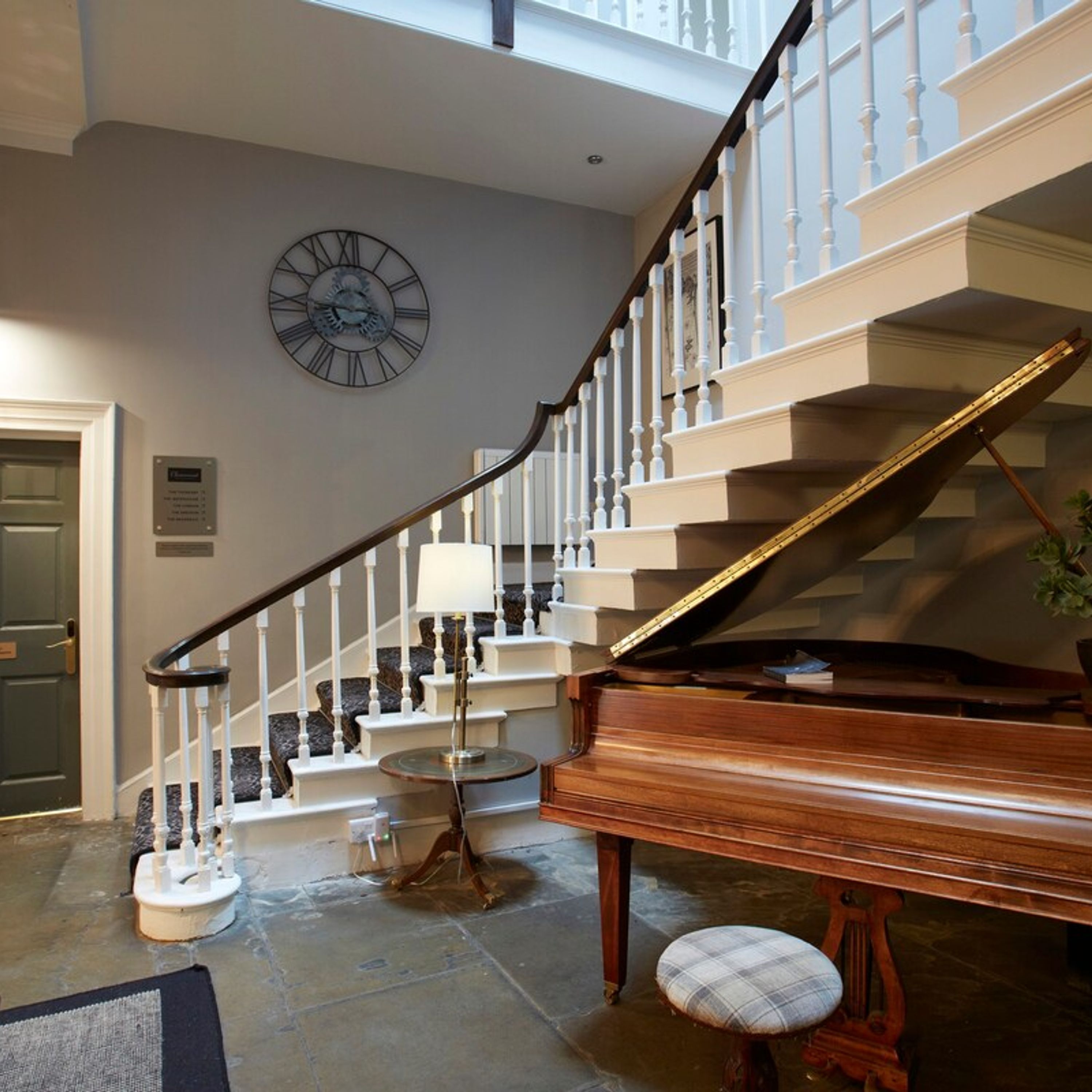 1 habitación, escritorio y tabla de planchar con plancha 