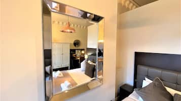 1 habitación y escritorio