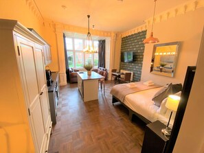 House | 1 bedroom, desk