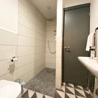 1 habitación, escritorio y tabla de planchar con plancha 