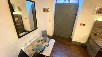 House | 1 bedroom, desk, iron/ironing board
