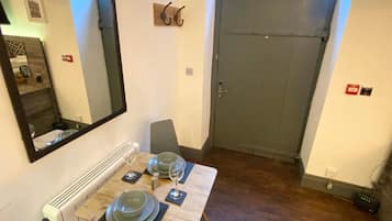 House | 1 bedroom, desk, iron/ironing board
