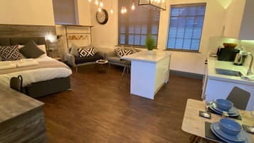 Apartemen | 1 kamar tidur, meja kerja, dan setrika/meja setrika