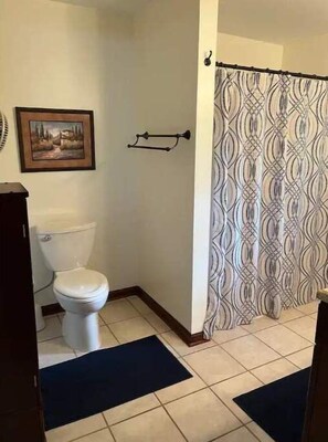 Shower, hair dryer, towels, soap - Cozy Corner (Butler)
