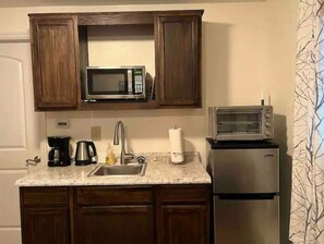 Kühlschrank, Mikrowelle, Ofen, Wasserkocher mit Kaffee-/Teezubehör