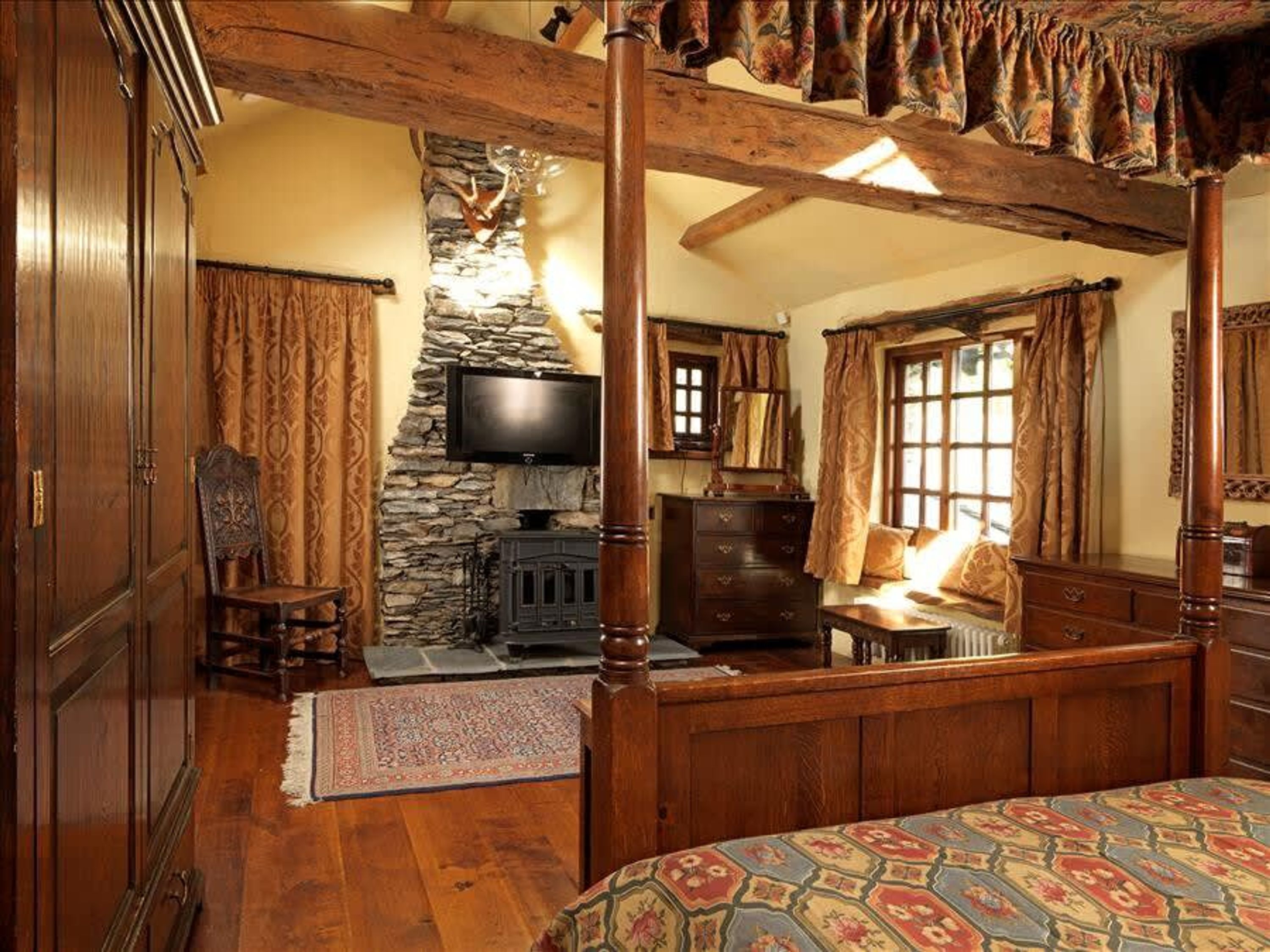 4 عدّة غرف نوم ومكتب ومكواة/لوح كي