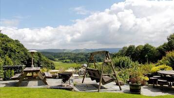 4 bedrooms, desk, iron/ironing board