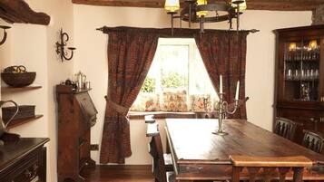 House | 4 bedrooms, desk, iron/ironing board