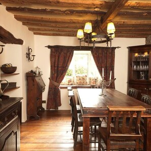 House | 4 bedrooms, desk, iron/ironing board