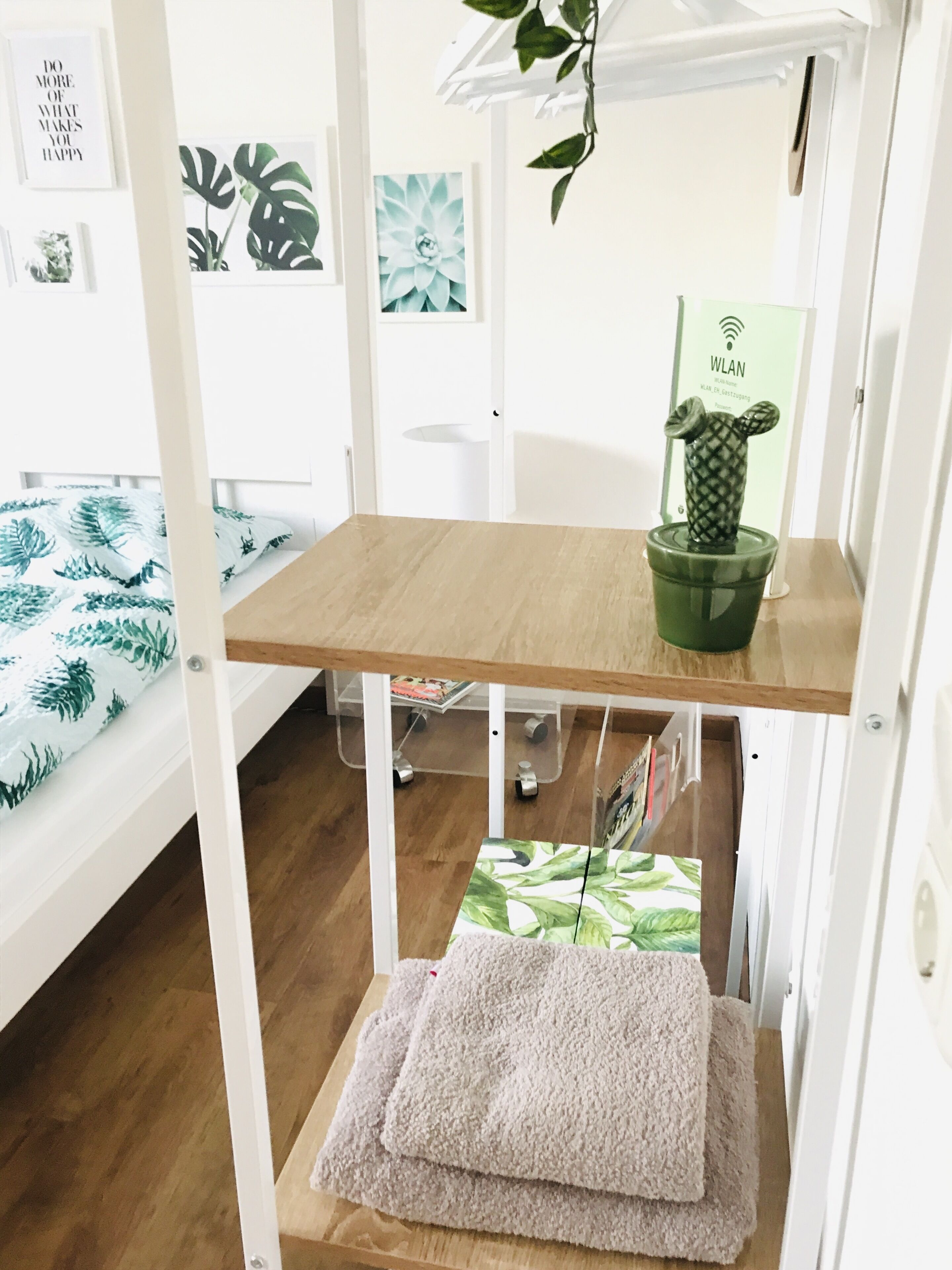 5 Schlafzimmer, Schreibtisch, Bügeleisen/Bügelbrett, Reisekinderbett