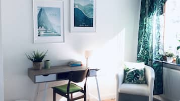 5 bedrooms, desk, iron/ironing board, travel crib