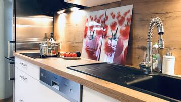 Kjøleskap, mikrobølgeovn, kokeplater og oppvaskmaskin