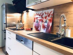 Fridge, microwave, stovetop, dishwasher - Eifel-house Ferienhaus mit 3 Schlafzimmern Nähe Phantasialand Köln Bonn Therme (Weilerswist)