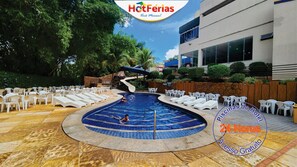 10 piscinas al aire libre, socorrista en las instalaciones