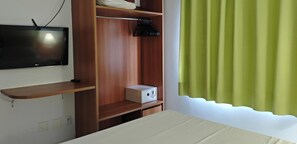 Apartamento familiar, balcón, vistas a la ciudad | Escritorio, sistema de insonorización, wifi gratis y ropa de cama