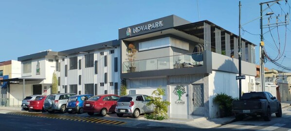 Vista frontal de la propiedad