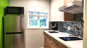 Fridge, microwave, stovetop, coffee/tea maker - Orchard Oasis, Near Downtown Chico Unit #1 (Chico)