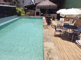 Una piscina al aire libre