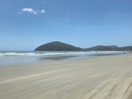 Ubicación a pie de playa y arena blanca