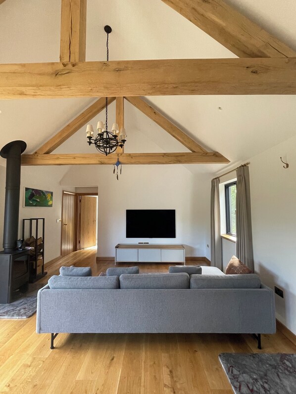 Smart TV, fireplace - Beautiful re-imagined country chapel in peaceful hamlet (Otford)