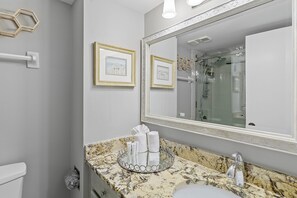 Dusche, Haartrockner, Handtücher, Seife