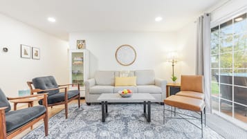 Smart-tv, een tafeltennistafel, boeken en een stereo