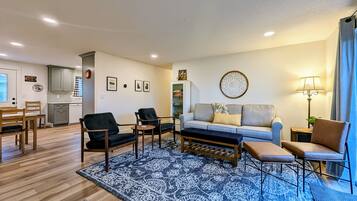 Smart TV, mesa de pingue-pongue, livros