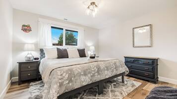 2 slaapkamers, een strijkplank/strijkijzer, reisbedje, gratis wifi