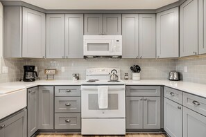 Fridge, microwave, oven, stovetop - Apple Tree Cottage ~ Walkable 2 bed/2 bath (Carlton)