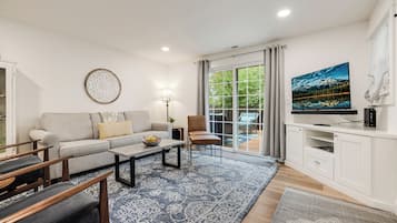 Smart-TV, Tischtennisplatte, Bücher, Stereoanlage