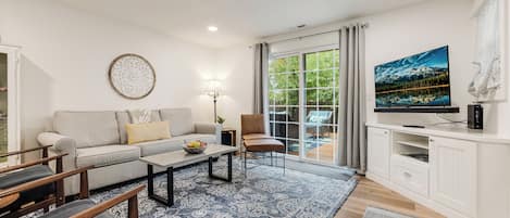 Smart TV, ping pong, books, stereo