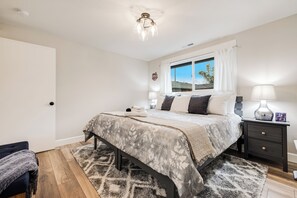 2 bedrooms, iron/ironing board, travel crib, free WiFi - Apple Tree Cottage ~ Walkable 2 bed/2 bath (Carlton)