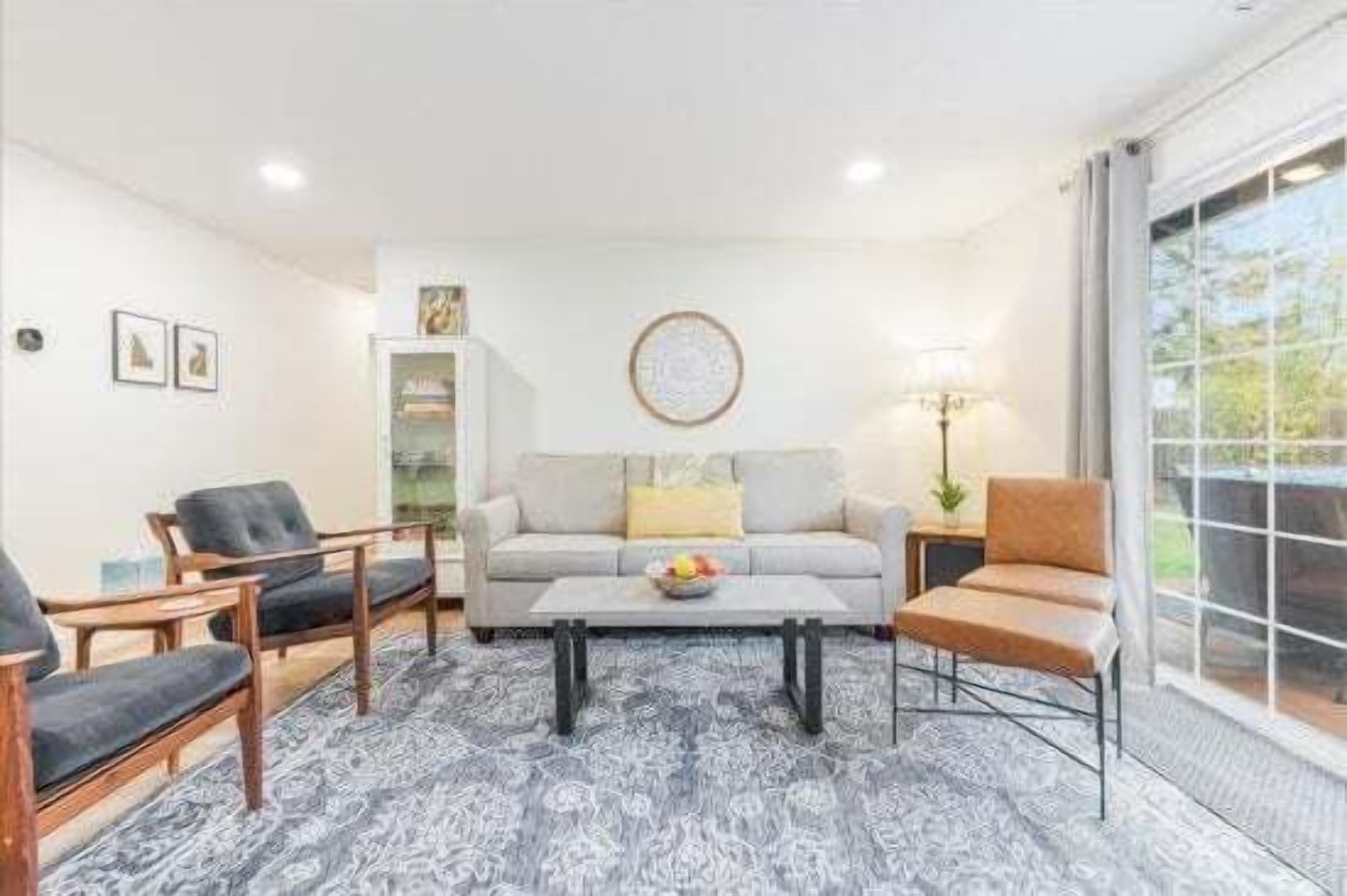 Smart-TV, Tischtennisplatte, Bücher