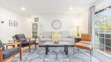 Smart-tv, een tafeltennistafel, boeken en een stereo