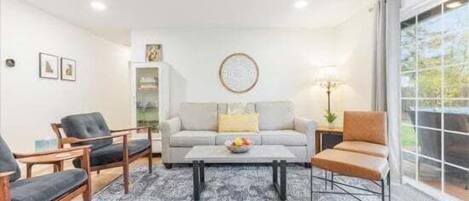 Smart TV, mesa de ping pong, libros