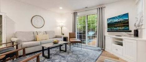 Smart TV, tenis de mesa, libros y estéreo