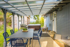 Outdoor dining - Olympic retreat w/hot tub & bbq (Sekiu)
